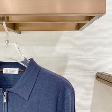Brunello Cucinelli 品牌骨子里的人文浪漫与极简奢雅,没有浮夸设计,只用软糯顶级绵羊毛面料、柔软细腻、沉 Brunello Cucinelli 品牌骨子里的人文浪漫与极简奢雅,没有浮夸设计,只用软糯顶级绵羊毛面料、柔软细腻、沉