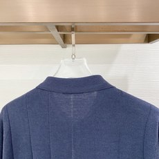 Brunello Cucinelli 品牌骨子里的人文浪漫与极简奢雅,没有浮夸设计,只用软糯顶级绵羊毛面料、柔软细腻、沉 Brunello Cucinelli 品牌骨子里的人文浪漫与极简奢雅,没有浮夸设计,只用软糯顶级绵羊毛面料、柔软细腻、沉