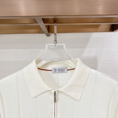 Brunello Cucinelli 品牌骨子里的人文浪漫与极简奢雅,没有浮夸设计,只用软糯顶级绵羊毛面料、柔软细腻、沉 Brunello Cucinelli 品牌骨子里的人文浪漫与极简奢雅,没有浮夸设计,只用软糯顶级绵羊毛面料、柔软细腻、沉