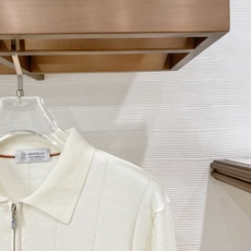 Brunello Cucinelli 品牌骨子里的人文浪漫与极简奢雅,没有浮夸设计,只用软糯顶级绵羊毛面料、柔软细腻、沉 Brunello Cucinelli 品牌骨子里的人文浪漫与极简奢雅,没有浮夸设计,只用软糯顶级绵羊毛面料、柔软细腻、沉