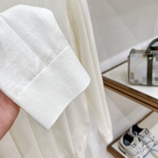 Brunello Cucinelli 品牌骨子里的人文浪漫与极简奢雅,没有浮夸设计,只用软糯顶级绵羊毛面料、柔软细腻、沉 Brunello Cucinelli 品牌骨子里的人文浪漫与极简奢雅,没有浮夸设计,只用软糯顶级绵羊毛面料、柔软细腻、沉