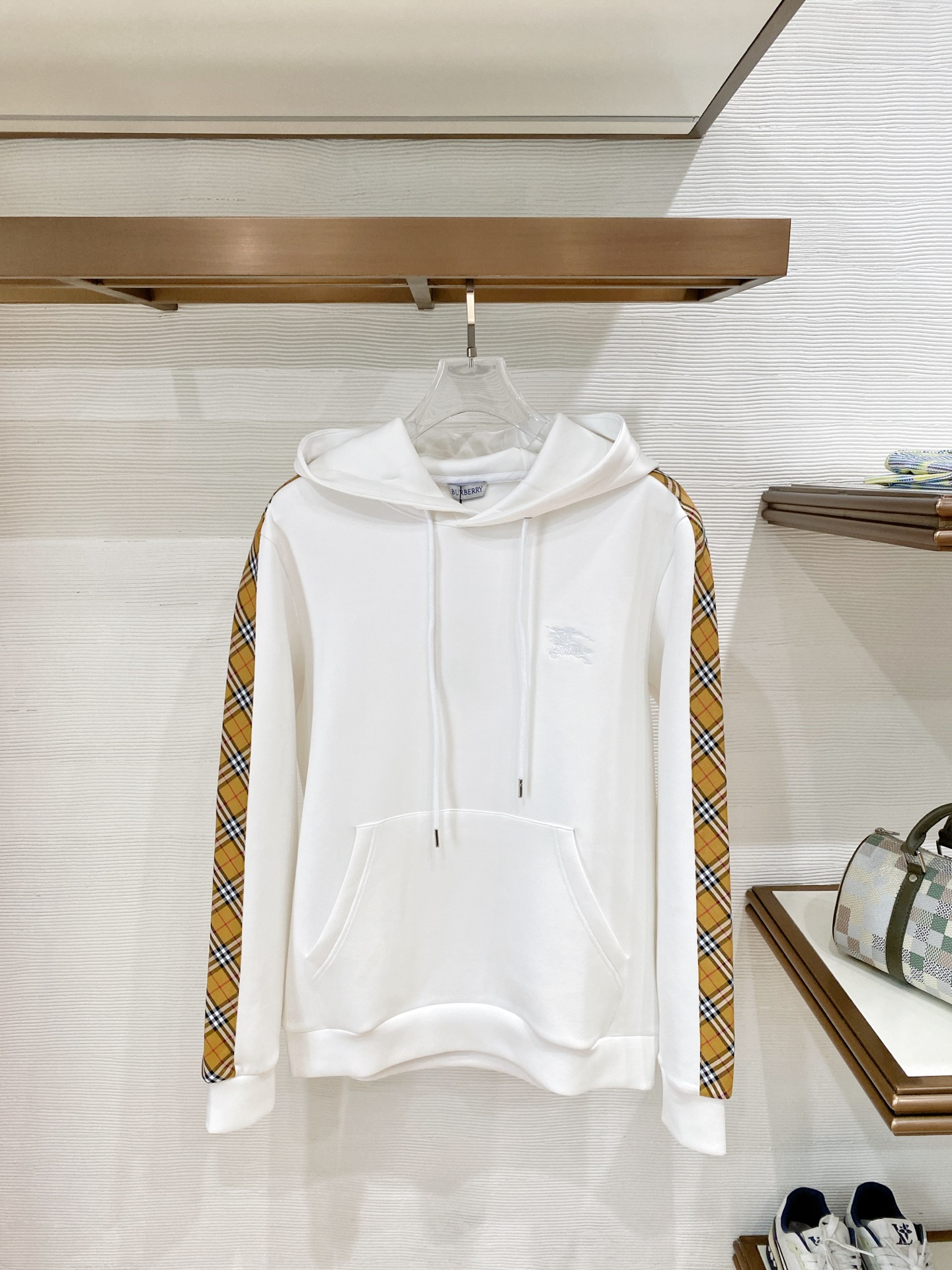 NO:951276,Burberry 2026 autumn and winter new side plaid hooded sweatshirt, original hardware accessories are fully reproduced, high-quality air-layer fabric, soft and crisp, not easy to deform, loose and not picky, easy to control for daily commuting and casual wear, versatile and durable, can be matched with any choice, and the upper body atmosphere is directly full. Color white, black, size S-XL,, burberry, burberry, hoodie, sweatshirts, hats,19860909Burberry 巴宝莉 2026秋冬新款侧边格纹连帽卫衣,原版五金辅料完整复刻,高品质空气层面料,软糯挺括不易变形,剪裁宽松不挑身形,日常通勤、休闲穿搭轻松驾驭,百搭耐看不挑搭配,上身氛围感直接拉满. 颜色白色、黑色 码数S-XL,,burberry,burberry,hoodie,sweatshirts,hats,,Men's clothing