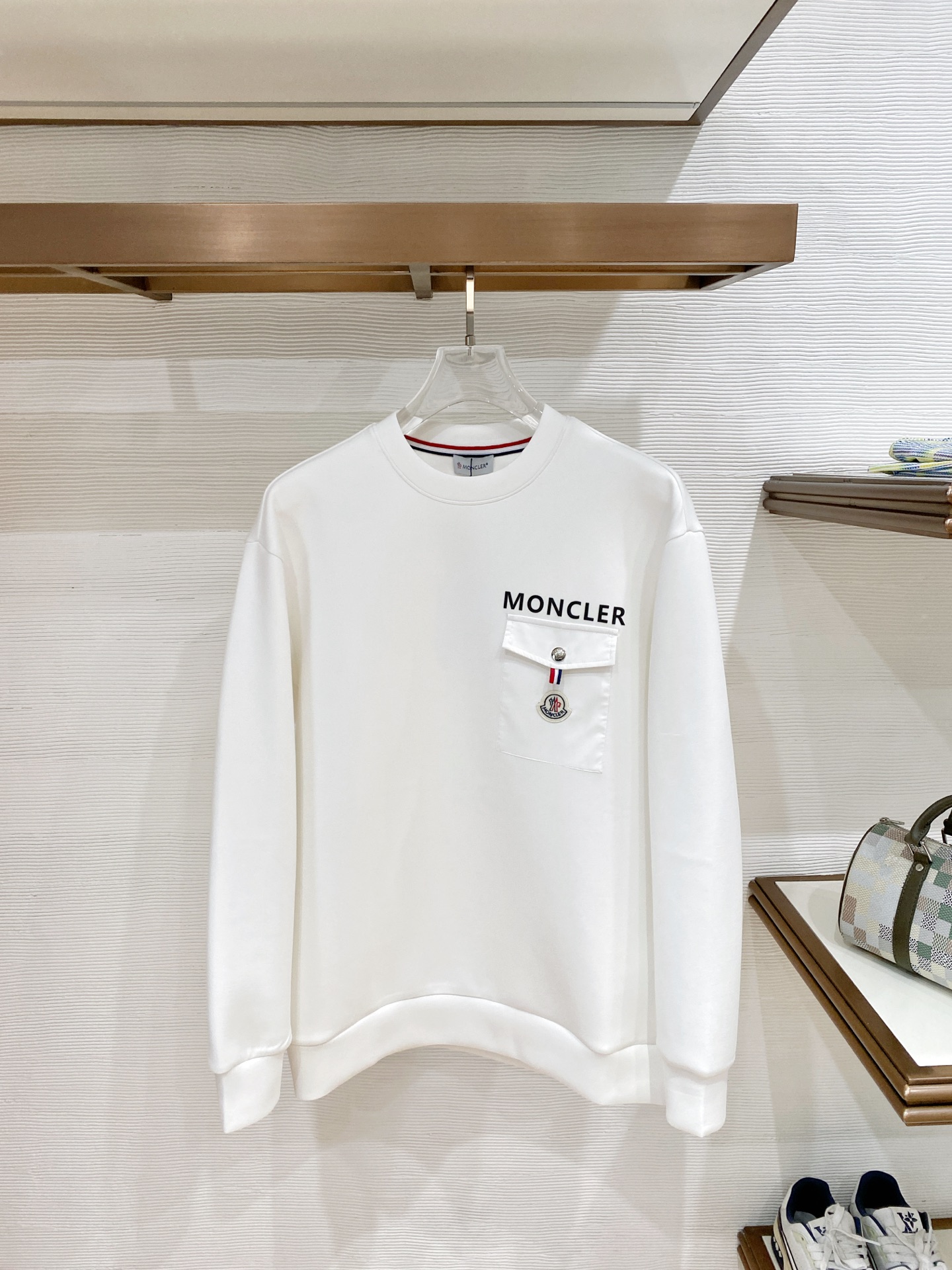 NO:951288,Moncler 2026 autumn and winter new pocket badge round neck sweatshirt, original hardware accessories are completely reproduced, high-quality air layer fabric, soft and crisp, not easy to deform, loose and comfortable version, simple and elegant, suitable for daily commuting and leisure travel, low-key and luxurious texture. Color white, black, size S-XL,, Moncler, hoodie, sweatshirts,19860909Moncler 蒙口 2026秋冬新款口袋徽章圆领卫衣,原版五金辅料完整复刻,高品质空气层面料,软糯挺括不易变形,版型宽松舒适,简约大气不挑穿搭,日常通勤、休闲出行都适配,低调轻奢质感拉满. 颜色白色、黑色 码数S-XL,,Moncler,hoodie,sweatshirts,,Men's clothing