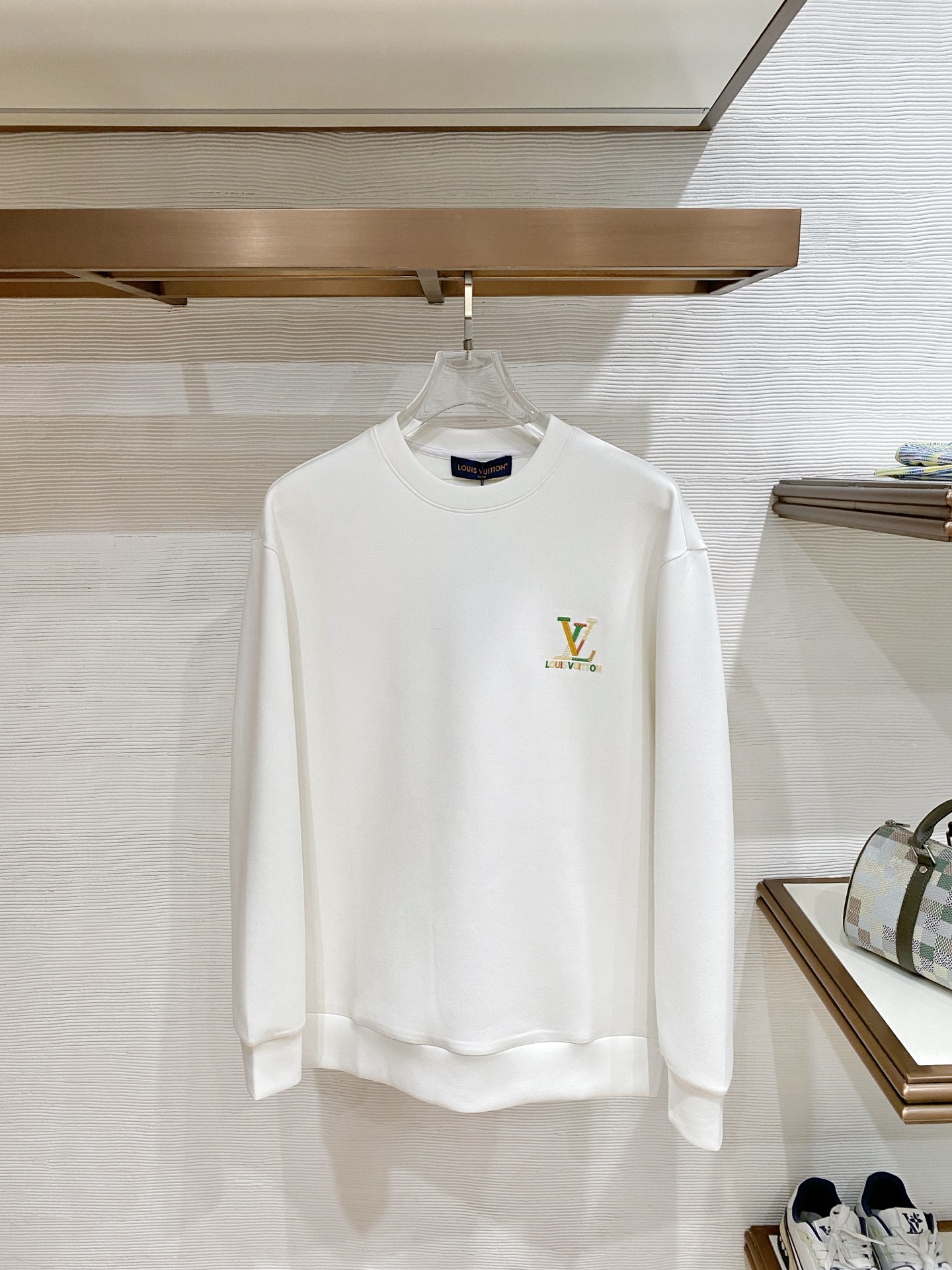 NO:951300,Louis Vuitton Louis Vuitton 2026 new autumn and winter colorful embroidered LV round neck sweatshirt. The original hardware accessories are completely reproduced, high-quality air layer fabric, soft and crisp and not easy to deform, the colorful heavy embroidery is highly recognizable, the loose version is not body-selective, easy to control for daily commuting and casual wear, low-key and luxurious texture is outstanding. Color white, black, code number S-XL,, louis vuitton, louis vuitton, louis  vuitton,hoodie,sweatshirts,19860909Louis Vuitton 路易威登 2026秋冬新款彩色刺绣LV圆领卫衣 原版五金辅料完整复刻,高品质空气层面料,软糯挺括不易变形,彩色重工刺绣辨识度拉满,宽松版型不挑身材,日常通勤、休闲穿搭轻松驾驭,低调轻奢质感出众. 颜色白色、黑色 码数S-XL,,louis vuitton,louis vuitton,louis vuitton,hoodie,sweatshirts,,Men's clothing