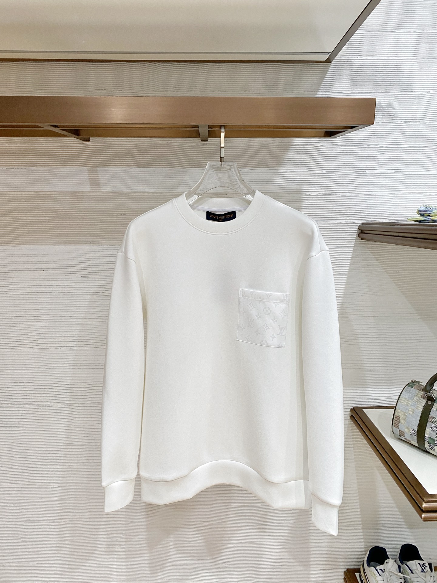NO:951310,Louis Vuitton 2026 new autumn and winter dark pattern old flower patch pocket round neck sweatshirt. LV original hardware accessories are completely reproduced. High-quality air layer fabric, soft and crisp and not easy to deform. The dark pattern old flower patch pockets on the side are low-key and textured. The loose version is not flattering on the figure. It is easy to control for daily commuting and casual wear. The low-key and luxurious texture is outstanding. Color white, black Size S-XL, louis vuitton, louis  vuitton,louis vuitton,hoodie,sweatshirts,19860909Louis Vuitton 路易威登 2026秋冬新款暗纹老花贴袋圆领卫衣 lv原版五金辅料完整复刻,高品质空气层面料,软糯挺括不易变形,侧边暗纹老花贴袋低调有质感,宽松版型不挑身材,日常通勤、休闲穿搭轻松驾驭,低调轻奢质感出众. 颜色白色、黑色 码数S-XL,,louis vuitton,louis vuitton,louis vuitton,hoodie,sweatshirts,,Men's clothing