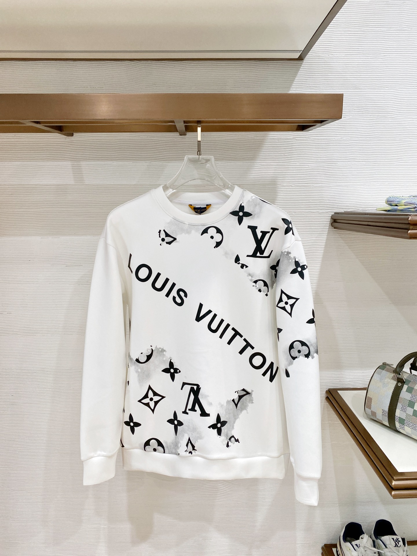 NO:951320,Louis Vuitton Louis Vuitton lv2026 new autumn and winter ink smudged all-over printed presbyopia round neck sweatshirt. The original hardware accessories are completely reproduced. High-quality air layer fabric, soft and crisp and not easy to deform. The ink gradient all-over printed presbyopia design is full of atmosphere. The loose version is not body-selective. It is easy to control for daily commuting and casual wear. It has a trendy and light luxury texture. Color white, black, code number S-XL,, louis vuitton, louis  vuitton,louis vuitton,hoodie,sweatshirts,19860909Louis Vuitton 路易威登 lv2026秋冬新款水墨晕染满印老花圆领卫衣 原版五金辅料完整复刻,高品质空气层面料,软糯挺括不易变形,水墨渐变满印老花设计氛围感十足,宽松版型不挑身材,日常通勤、休闲穿搭轻松驾驭,潮流轻奢质感出众. 颜色白色、黑色 码数S-XL,,louis vuitton,louis vuitton,louis vuitton,hoodie,sweatshirts,,Men's clothing