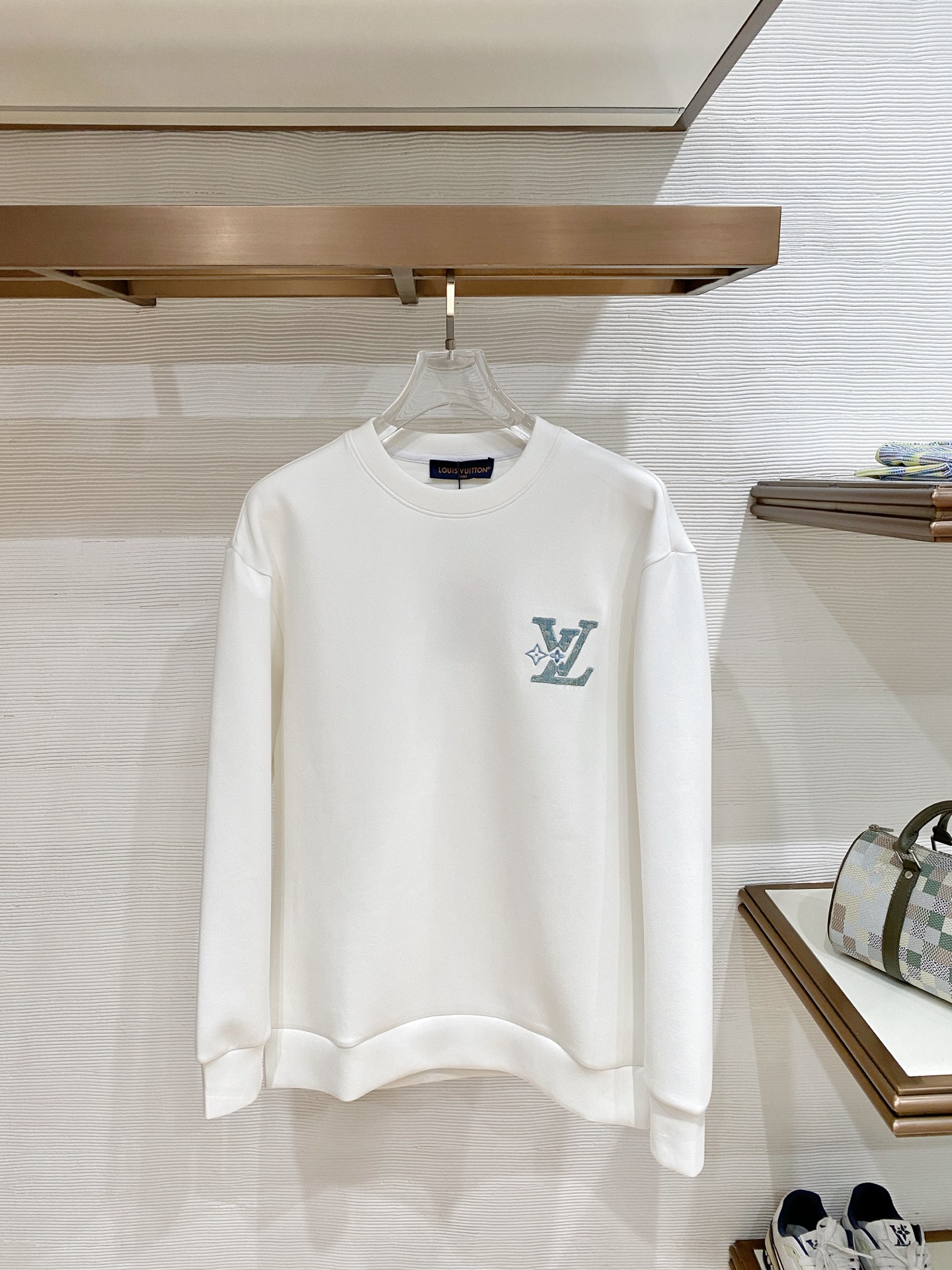 NO:951333,Louis Vuitton 2026 new autumn and winter denim patch LV embroidered round neck sweatshirt. The original hardware accessories are completely reproduced. High-quality air layer fabric, soft and crisp and not easy to deform. The denim texture patch embroidery on the chest is exquisite. It is simple and attractive. The loose version does not pick up the figure. It is easy to control for daily commuting and casual wear. The low-key luxury texture is outstanding. Color white, black Size S-XL, Louis Vuitton, Louis  vuitton,louis vuitton,hoodie,sweatshirts,19860909Louis Vuitton 路易威登 2026秋冬新款牛仔贴布LV刺绣圆领卫衣 原版五金辅料完整复刻,高品质空气层面料,软糯挺括不易变形,胸口牛仔质感贴布刺绣工艺精致,简约耐看,宽松版型不挑身材,日常通勤、休闲穿搭轻松驾驭,低调轻奢质感出众. 颜色白色、黑色 码数S-XL,,louis vuitton,louis vuitton,louis vuitton,hoodie,sweatshirts,,Men's clothing