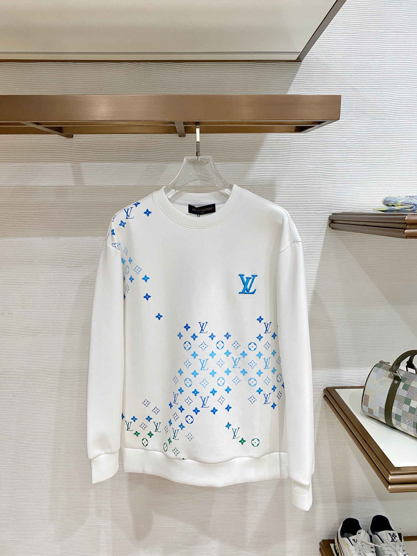 NO:951347,Louis Vuitton 2026 new autumn and winter gradient blue scattered presbyopia embroidered round neck sweatshirt. The original hardware accessories are completely reproduced, high-quality air layer fabric, soft and crisp and not easy to deform, bright LV three-dimensional embroidery on the chest, the body gradient blue and green scattered presbyopia print is fresh and smart, the loose version is not flattering, easy to control for daily commuting and casual wear, and the trendy light luxury texture is outstanding. Color white, black, size S-XL,, louis  vuitton,louis vuitton,louis vuitton,hoodie,sweatshirts,19860909Louis Vuitton 路易威登 2026秋冬新款渐变蓝散落老花刺绣圆领卫衣 原版五金辅料完整复刻,高品质空气层面料,软糯挺括不易变形,胸前亮色LV立体刺绣,衣身渐变蓝绿散落老花印花清新灵动,宽松版型不挑身材,日常通勤、休闲穿搭轻松驾驭,潮流轻奢质感出众. 颜色白色、黑色 码数S-XL,,louis vuitton,louis vuitton,louis vuitton,hoodie,sweatshirts,,Men's clothing