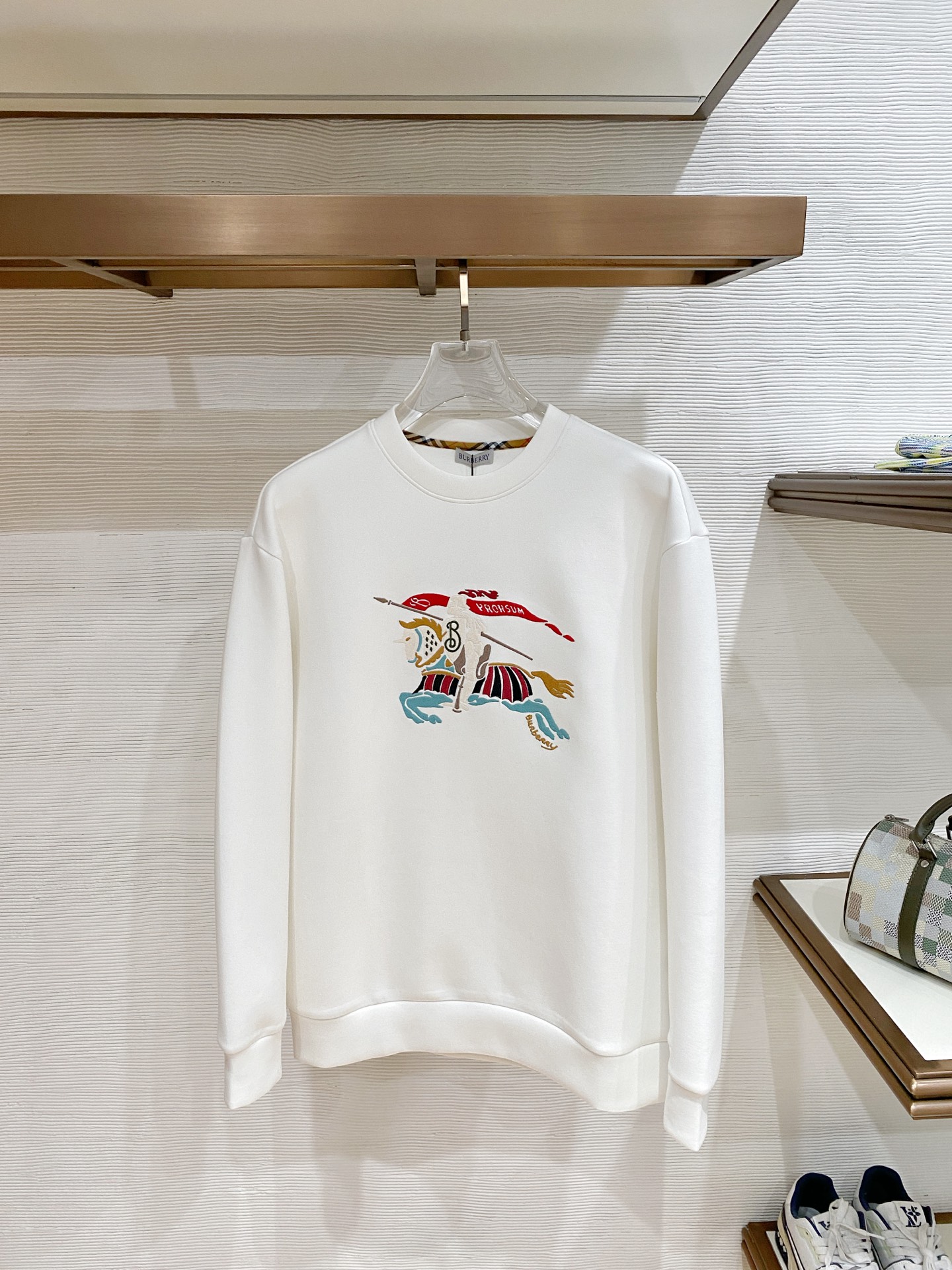 NO:951359,Burberry Autumn and Winter 2026 Classic Knight War Horse Embroidered Round Neck Sweatshirt. The original accessories are completely reproduced. High-quality air layer fabric, soft and smooth to the touch and not easy to deform. Classic colorful knight war horse pattern on the front. Full and exquisite colors. Simple round neck version. Versatile for daily use. Same style for men and women. Full of retro British style. Color: black, white. Size S-XL,, burberry, burberry, hoodie, sweatshirts,19860909Burberry 巴宝莉 2026秋冬经典骑士战马刺绣圆领卫衣 原版辅料完整复刻,高品质空气层面料,触感柔软垂顺不易变形,正面经典彩色骑士战马图案,色彩饱满精致,简约圆领版型,日常百搭,男女同款,复古英伦格调十足. 颜色黑色、白色 码数S-XL,,burberry,burberry,hoodie,sweatshirts,,Men's clothing