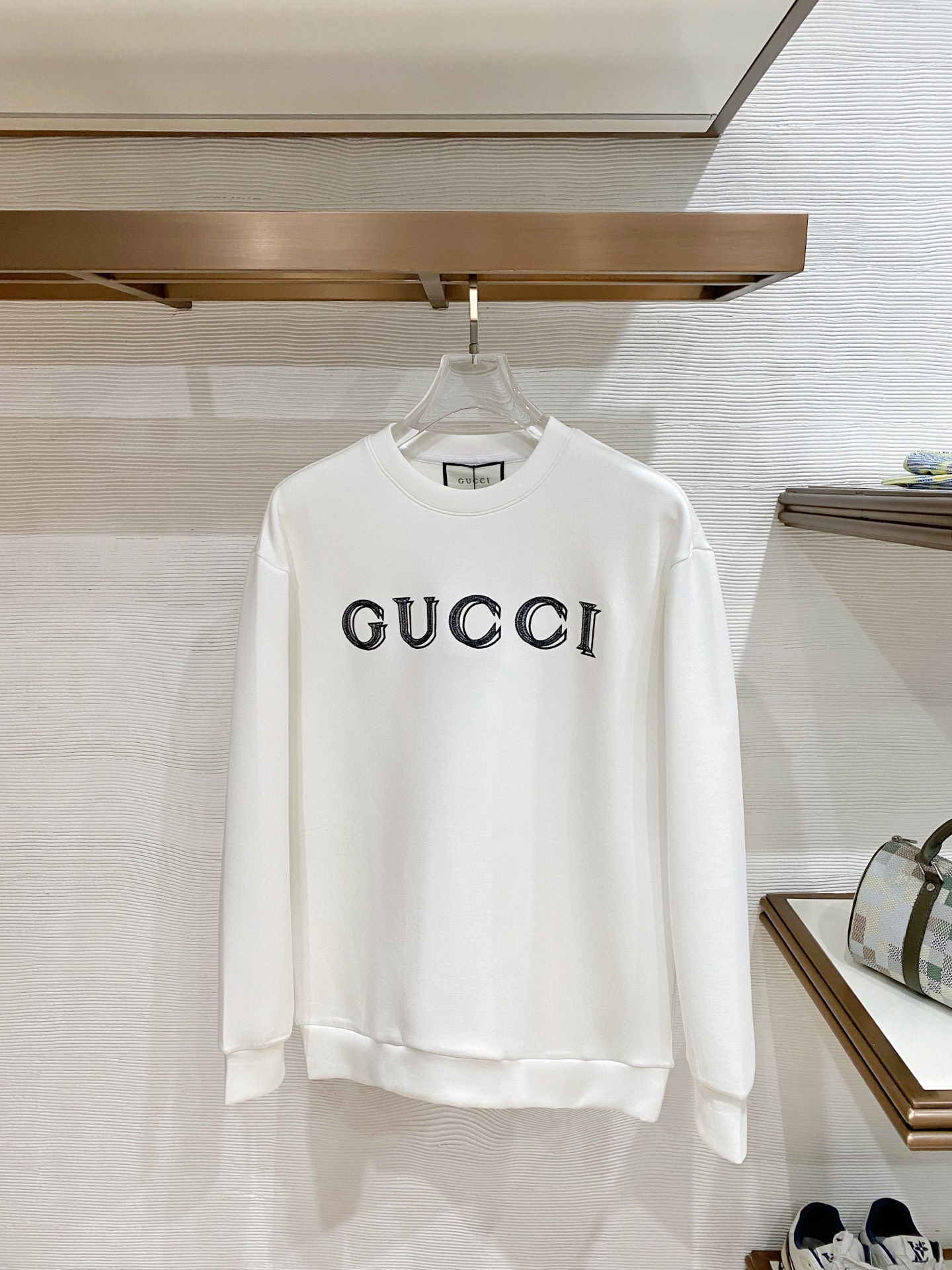 NO:951289,Gucci 2026 new autumn and winter retro letter hollow embroidery round neck sweatshirt. The original accessories are completely reproduced. High-quality air layer fabric, soft to the touch and comfortable on the upper body. The classic GUCCI letter hollow embroidery on the front, exquisite craftsmanship and layered sense, simple and elegant basic version, no choice of wearing scene, loose shoulder cut, same style for men and women. Color white, black, size S-XL,, gucci, gucci, hoodie, sweatshirts,19860909Gucci 古驰 2026秋冬新款复古字母镂空刺绣圆领卫衣 原版辅料完整复刻,高品质空气层面料,触感柔和上身舒适.正面经典GUCCI字母镂空刺绣,工艺精致富有层次感,简约大气的基础版型,不挑穿搭场景,宽松落肩剪裁,男女同款. 颜色白色、黑色 码数S-XL,,gucci,gucci,hoodie,sweatshirts,,Men's clothing