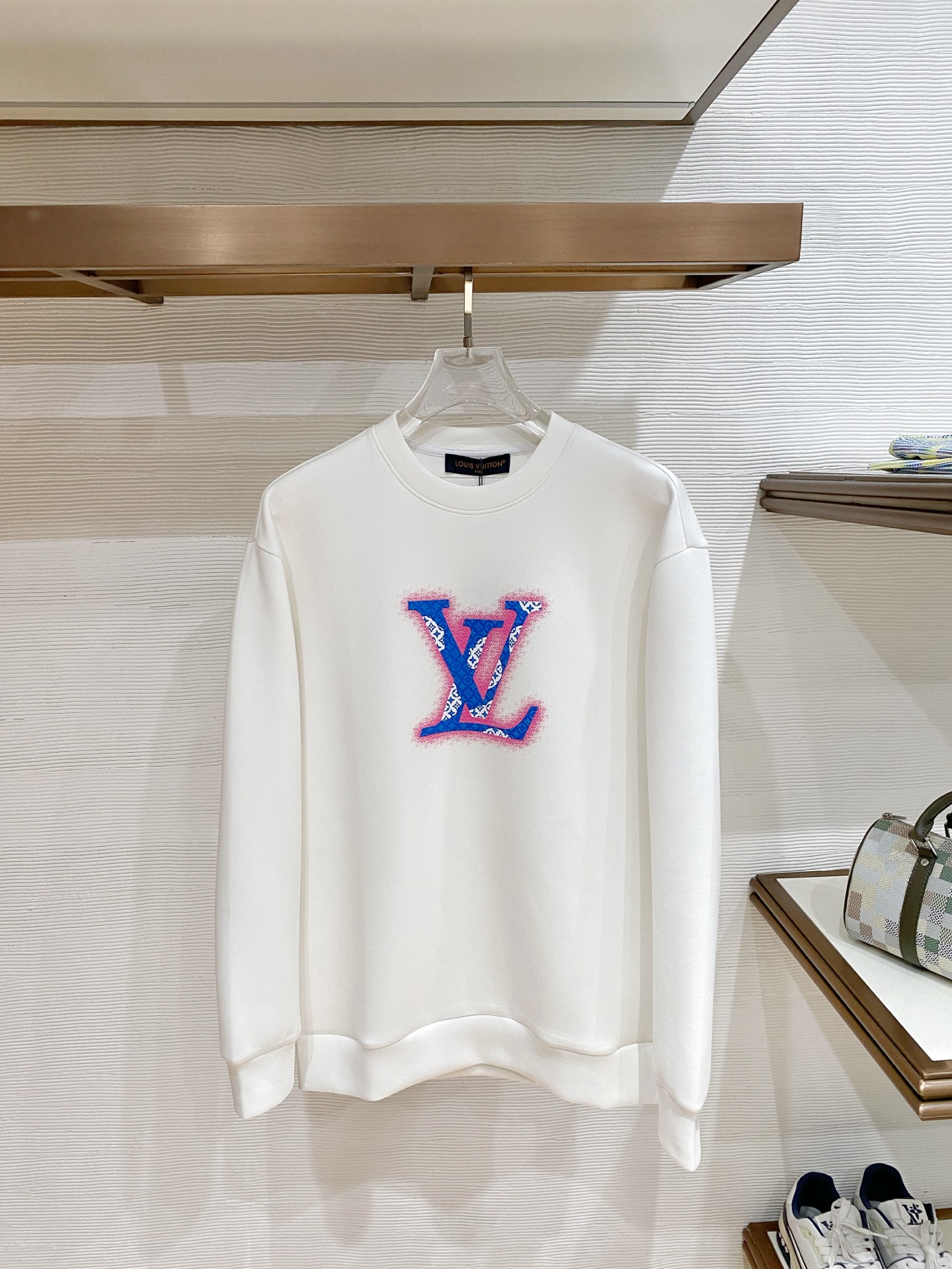 NO:951381,Louis Vuitton 2026 spring and summer pink and blue inkjet printed presbyopic LV logo round neck sweatshirt. The original accessories are completely reproduced, high-quality air layer fabric, soft and skin-friendly. The large presbyopic LV logo is stitched on the front with contrasting colors, and the outer pink inkjet particle effect is full of trendy atmosphere. It has a loose off-shoulder version, simple and versatile, and the same style for men and women. Colors: white, black, size S-XL, louis vuitton, louis vuitton, louis  vuitton,hoodie,sweatshirts,19860909Louis Vuitton 路易威登 2026春夏粉蓝喷绘老花LV标识圆领卫衣 原版辅料完整复刻,高品质空气层面料,柔软亲肤垂感出众.正面撞色拼接老花LV大标识,外围粉色喷绘颗粒效果,潮流氛围感拉满,宽松落肩版型,简约百搭,男女同款. 颜色白色、黑色 码数S-XL,,louis vuitton,louis vuitton,louis vuitton,hoodie,sweatshirts,,Men's clothing