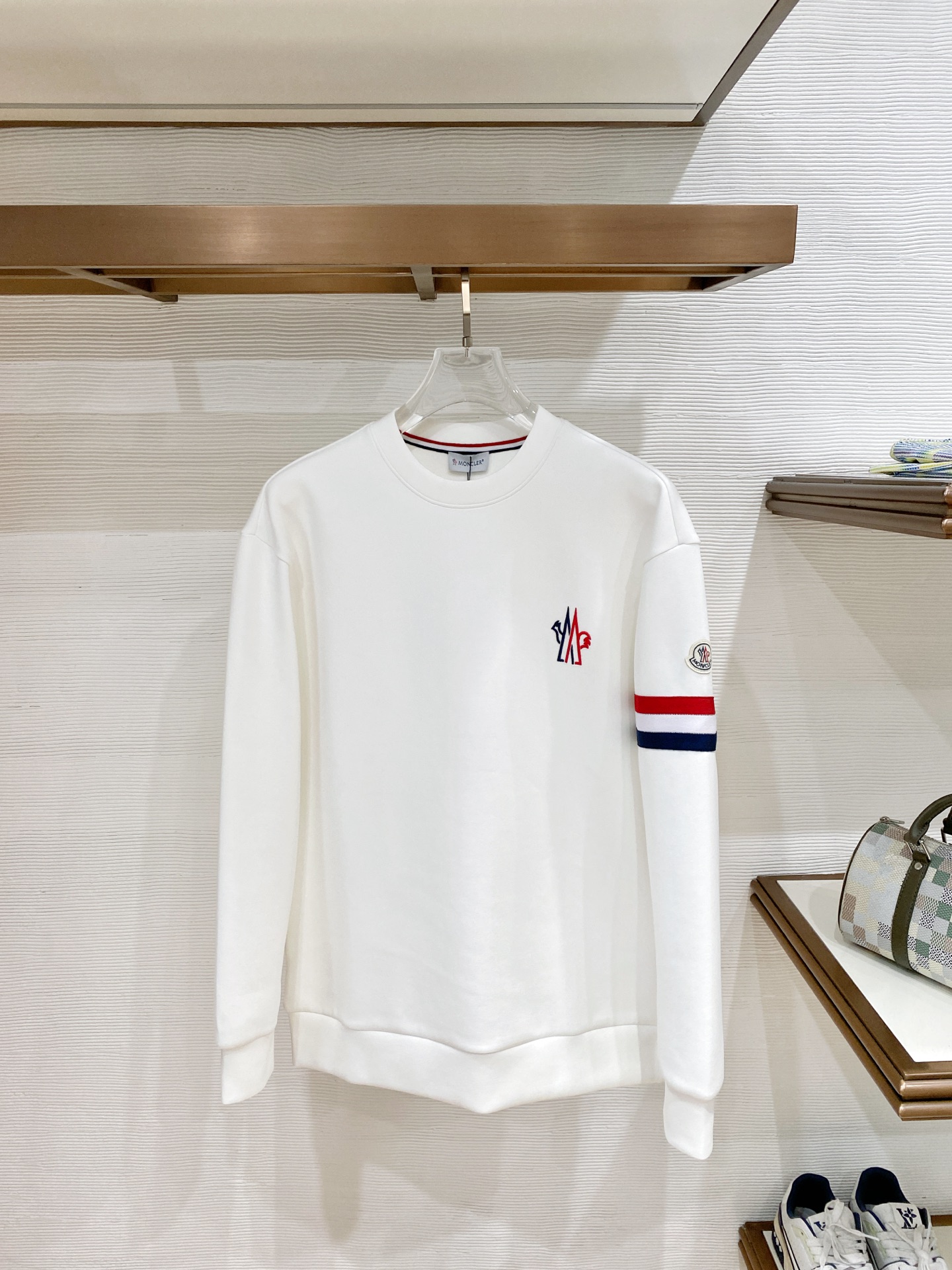 NO:951277,Moncler 2026 autumn and winter new red and blue rooster embroidered striped armband round neck sweatshirt. The original accessories are completely reproduced, high-quality air layer fabric, soft and comfortable. The red and blue rooster embroidery on the chest is outstandingly recognizable, the sleeves are classic red, white and blue webbing with brand round emblem, and the collar is full of contrasting webbing details. Simple commuter style, loose off-shoulder version, same style for men and women. Colors: white, black  Size S-XL,,Moncler,hoodie,sweatshirts,19860909Moncler 蒙口 2026秋冬新款红蓝公鸡刺绣条纹臂章圆领卫衣 原版辅料完整复刻,高品质空气层面料,软糯舒适.胸前红蓝公鸡刺绣辨识度出众,袖子经典红白蓝织带搭配品牌圆形徽章,领口撞色织带细节拉满,简约通勤风,宽松落肩版型,男女同款. 颜色白色、黑色 码数S-XL,,Moncler,hoodie,sweatshirts,,Men's clothing
