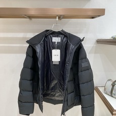 Dior-迪奥 2026FW秋冬新款男士立领羽绒服 高密度防风面料,方格锁绒工艺,填充90新国标白鸭绒,蓬松饱满,保暖不 Dior-迪奥 2026FW秋冬新款男士立领羽绒服 高密度防风面料,方格锁绒工艺,填充90新国标白鸭绒,蓬松饱满,保暖不