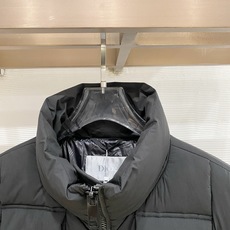 Dior-迪奥 2026FW秋冬新款男士立领羽绒服 高密度防风面料,方格锁绒工艺,填充90新国标白鸭绒,蓬松饱满,保暖不 Dior-迪奥 2026FW秋冬新款男士立领羽绒服 高密度防风面料,方格锁绒工艺,填充90新国标白鸭绒,蓬松饱满,保暖不