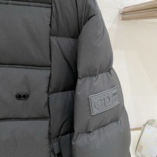 Dior-迪奥 2026FW秋冬新款男士立领羽绒服 高密度防风面料,方格锁绒工艺,填充90新国标白鸭绒,蓬松饱满,保暖不 Dior-迪奥 2026FW秋冬新款男士立领羽绒服 高密度防风面料,方格锁绒工艺,填充90新国标白鸭绒,蓬松饱满,保暖不