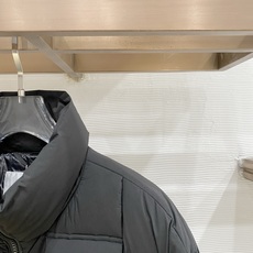 Dior-迪奥 2026FW秋冬新款男士立领羽绒服 高密度防风面料,方格锁绒工艺,填充90新国标白鸭绒,蓬松饱满,保暖不 Dior-迪奥 2026FW秋冬新款男士立领羽绒服 高密度防风面料,方格锁绒工艺,填充90新国标白鸭绒,蓬松饱满,保暖不