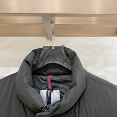Moncler-盟可睐 2026FW秋冬新款男士立领羽绒马甲 高密度防风面料,90新国标白鸭绒填充,锁绒分格充绒工艺,不 Moncler-盟可睐 2026FW秋冬新款男士立领羽绒马甲 高密度防风面料,90新国标白鸭绒填充,锁绒分格充绒工艺,不