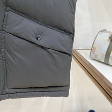 Moncler-盟可睐 2026FW秋冬新款男士立领羽绒马甲 高密度防风面料,90新国标白鸭绒填充,锁绒分格充绒工艺,不 Moncler-盟可睐 2026FW秋冬新款男士立领羽绒马甲 高密度防风面料,90新国标白鸭绒填充,锁绒分格充绒工艺,不
