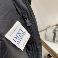 Moncler-盟可睐 2026FW秋冬新款男士立领羽绒马甲 高密度防风面料,90新国标白鸭绒填充,锁绒分格充绒工艺,不 Moncler-盟可睐 2026FW秋冬新款男士立领羽绒马甲 高密度防风面料,90新国标白鸭绒填充,锁绒分格充绒工艺,不