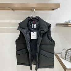 Moncler-盟可睐 2026FW秋冬新款男士立领羽绒马甲 高密度防风面料,90新国标白鸭绒填充,锁绒分格充绒工艺,不 Moncler-盟可睐 2026FW秋冬新款男士立领羽绒马甲 高密度防风面料,90新国标白鸭绒填充,锁绒分格充绒工艺,不