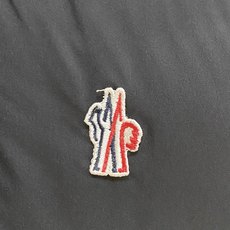 Moncler-盟可睐 2026FW秋冬新款男士立领羽绒马甲 高密度防风面料,90新国标白鸭绒填充,锁绒分格充绒工艺,不 Moncler-盟可睐 2026FW秋冬新款男士立领羽绒马甲 高密度防风面料,90新国标白鸭绒填充,锁绒分格充绒工艺,不