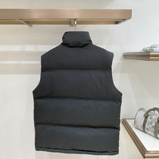 Moncler-盟可睐 2026FW秋冬新款男士立领羽绒马甲 高密度防风面料,90新国标白鸭绒填充,锁绒分格充绒工艺,不 Moncler-盟可睐 2026FW秋冬新款男士立领羽绒马甲 高密度防风面料,90新国标白鸭绒填充,锁绒分格充绒工艺,不
