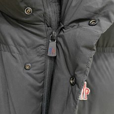 Moncler-盟可睐 2026FW秋冬新款男士立领羽绒马甲 高密度防风面料,90新国标白鸭绒填充,锁绒分格充绒工艺,不 Moncler-盟可睐 2026FW秋冬新款男士立领羽绒马甲 高密度防风面料,90新国标白鸭绒填充,锁绒分格充绒工艺,不