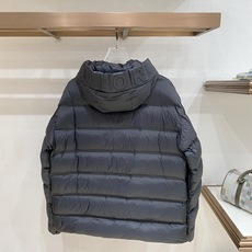 Dior-迪奥 2026FW秋冬新款男士连帽羽绒服 轻薄高密面料,分格锁绒工艺,填充90新国标白鸭绒,蓬松饱满,保暖轻盈 Dior-迪奥 2026FW秋冬新款男士连帽羽绒服 轻薄高密面料,分格锁绒工艺,填充90新国标白鸭绒,蓬松饱满,保暖轻盈