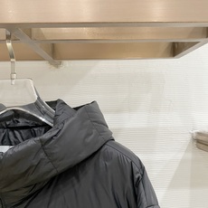 Dior-迪奥 2026FW秋冬新款男士连帽羽绒服 轻薄高密面料,分格锁绒工艺,填充90新国标白鸭绒,蓬松饱满,保暖轻盈 Dior-迪奥 2026FW秋冬新款男士连帽羽绒服 轻薄高密面料,分格锁绒工艺,填充90新国标白鸭绒,蓬松饱满,保暖轻盈