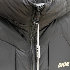 Dior-迪奥 2026FW秋冬新款男士连帽羽绒服 轻薄高密面料,分格锁绒工艺,填充90新国标白鸭绒,蓬松饱满,保暖轻盈 Dior-迪奥 2026FW秋冬新款男士连帽羽绒服 轻薄高密面料,分格锁绒工艺,填充90新国标白鸭绒,蓬松饱满,保暖轻盈