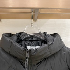 Dior-迪奥 2026FW秋冬新款男士连帽羽绒服 轻薄高密面料,分格锁绒工艺,填充90新国标白鸭绒,蓬松饱满,保暖轻盈 Dior-迪奥 2026FW秋冬新款男士连帽羽绒服 轻薄高密面料,分格锁绒工艺,填充90新国标白鸭绒,蓬松饱满,保暖轻盈
