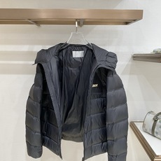 Dior-迪奥 2026FW秋冬新款男士连帽羽绒服 轻薄高密面料,分格锁绒工艺,填充90新国标白鸭绒,蓬松饱满,保暖轻盈 Dior-迪奥 2026FW秋冬新款男士连帽羽绒服 轻薄高密面料,分格锁绒工艺,填充90新国标白鸭绒,蓬松饱满,保暖轻盈