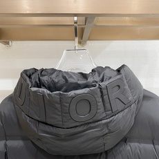 Dior-迪奥 2026FW秋冬新款男士连帽羽绒服 轻薄高密面料,分格锁绒工艺,填充90新国标白鸭绒,蓬松饱满,保暖轻盈 Dior-迪奥 2026FW秋冬新款男士连帽羽绒服 轻薄高密面料,分格锁绒工艺,填充90新国标白鸭绒,蓬松饱满,保暖轻盈