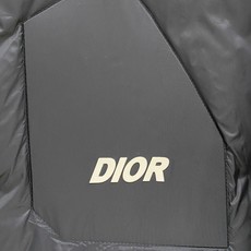 Dior-迪奥 2026FW秋冬新款男士连帽羽绒服 轻薄高密面料,分格锁绒工艺,填充90新国标白鸭绒,蓬松饱满,保暖轻盈 Dior-迪奥 2026FW秋冬新款男士连帽羽绒服 轻薄高密面料,分格锁绒工艺,填充90新国标白鸭绒,蓬松饱满,保暖轻盈