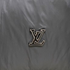 LV-路易威登 2026FW秋冬新款男士连帽羽绒服 高密防风面料,分格锁绒工艺,填充90新国标白鸭绒,蓬松饱满,保暖不压 LV-路易威登 2026FW秋冬新款男士连帽羽绒服 高密防风面料,分格锁绒工艺,填充90新国标白鸭绒,蓬松饱满,保暖不压