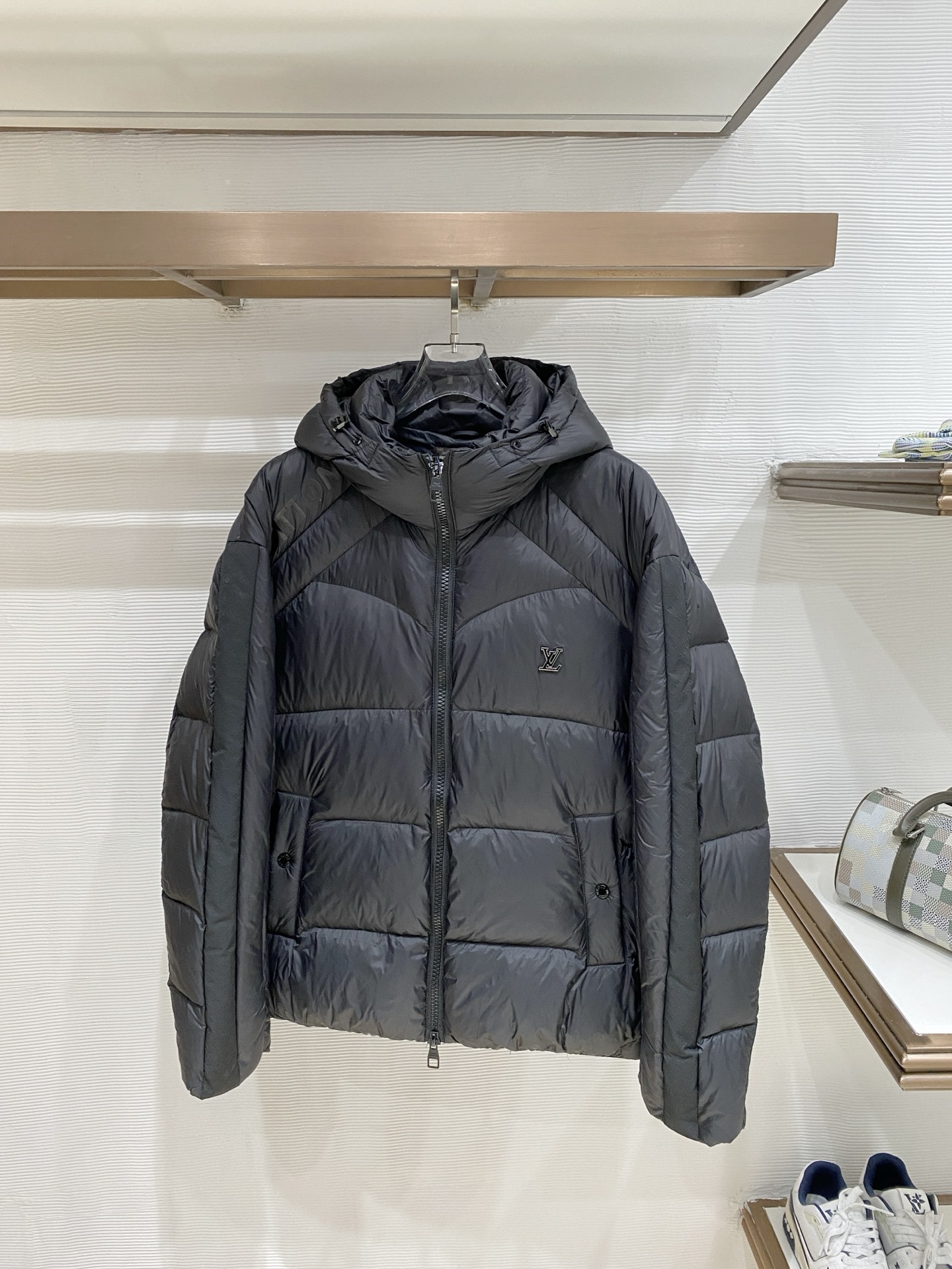 LV-路易威登 2026FW秋冬新款男士连帽羽绒服 高密防风面料，分格锁绒工艺，填充90新国标白鸭绒，蓬松饱满，保暖不压