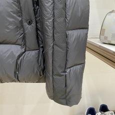 LV-路易威登 2026FW秋冬新款男士连帽羽绒服 高密防风面料,分格锁绒工艺,填充90新国标白鸭绒,蓬松饱满,保暖不压 LV-路易威登 2026FW秋冬新款男士连帽羽绒服 高密防风面料,分格锁绒工艺,填充90新国标白鸭绒,蓬松饱满,保暖不压