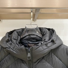LV-路易威登 2026FW秋冬新款男士连帽羽绒服 高密防风面料,分格锁绒工艺,填充90新国标白鸭绒,蓬松饱满,保暖不压 LV-路易威登 2026FW秋冬新款男士连帽羽绒服 高密防风面料,分格锁绒工艺,填充90新国标白鸭绒,蓬松饱满,保暖不压