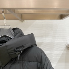 Balenciaga-巴黎世家 2026FW秋冬新款男士连帽羽绒服 高密度防泼水面料,分格锁绒工艺,填充90新国标白鸭绒 Balenciaga-巴黎世家 2026FW秋冬新款男士连帽羽绒服 高密度防泼水面料,分格锁绒工艺,填充90新国标白鸭绒