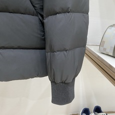 Balenciaga-巴黎世家 2026FW秋冬新款男士连帽羽绒服 高密度防泼水面料,分格锁绒工艺,填充90新国标白鸭绒 Balenciaga-巴黎世家 2026FW秋冬新款男士连帽羽绒服 高密度防泼水面料,分格锁绒工艺,填充90新国标白鸭绒