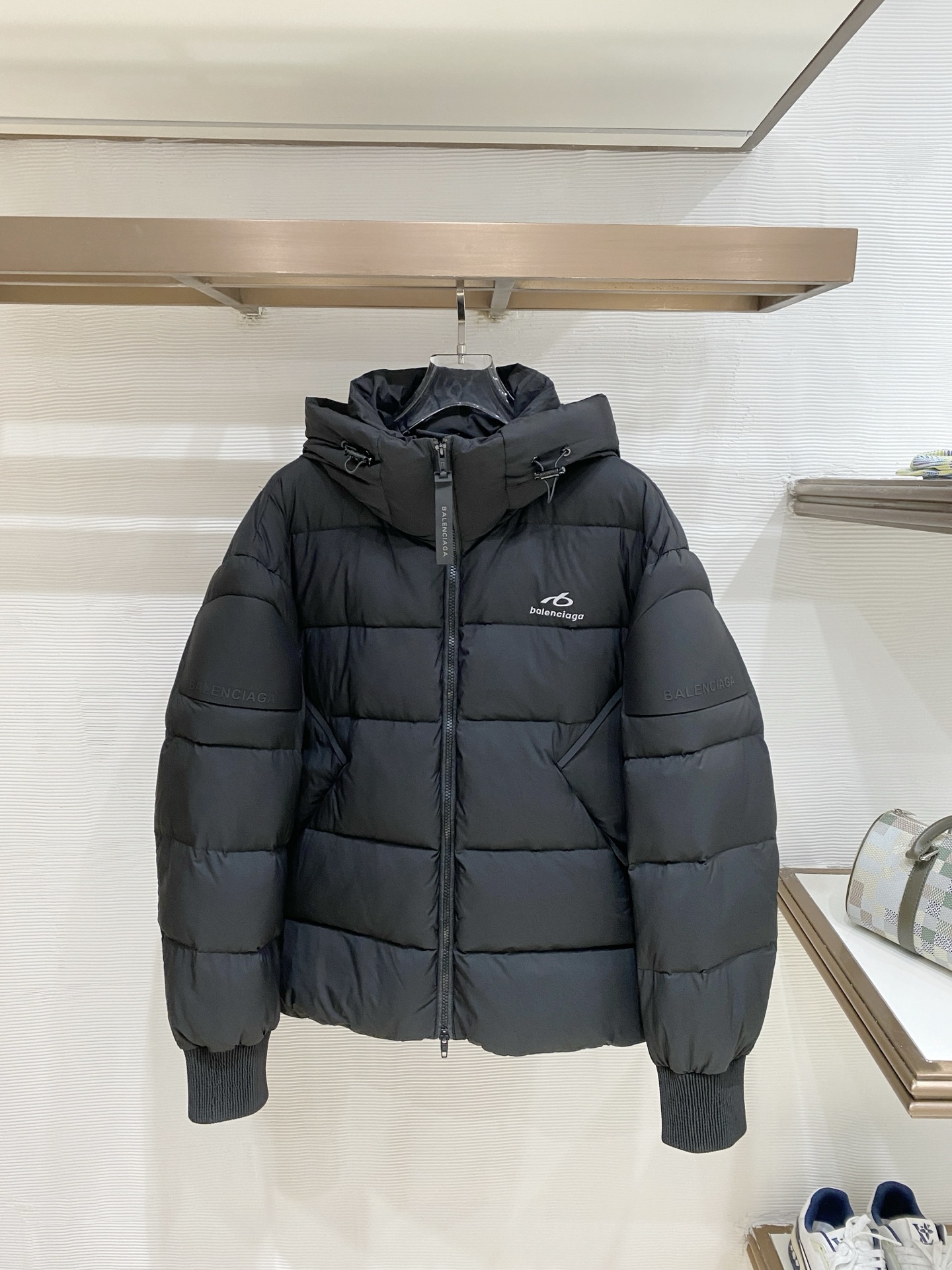 Balenciaga-巴黎世家 2026FW秋冬新款男士连帽羽绒服 高密度防泼水面料，分格锁绒工艺，填充90新国标白鸭绒