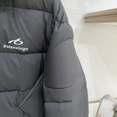 Balenciaga-巴黎世家 2026FW秋冬新款男士连帽羽绒服 高密度防泼水面料,分格锁绒工艺,填充90新国标白鸭绒 Balenciaga-巴黎世家 2026FW秋冬新款男士连帽羽绒服 高密度防泼水面料,分格锁绒工艺,填充90新国标白鸭绒