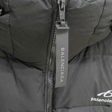 Balenciaga-巴黎世家 2026FW秋冬新款男士连帽羽绒服 高密度防泼水面料,分格锁绒工艺,填充90新国标白鸭绒 Balenciaga-巴黎世家 2026FW秋冬新款男士连帽羽绒服 高密度防泼水面料,分格锁绒工艺,填充90新国标白鸭绒