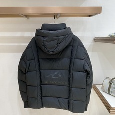 Balenciaga-巴黎世家 2026FW秋冬新款男士连帽羽绒服 高密度防泼水面料,分格锁绒工艺,填充90新国标白鸭绒 Balenciaga-巴黎世家 2026FW秋冬新款男士连帽羽绒服 高密度防泼水面料,分格锁绒工艺,填充90新国标白鸭绒