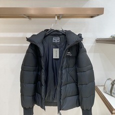 Balenciaga-巴黎世家 2026FW秋冬新款男士连帽羽绒服 高密度防泼水面料,分格锁绒工艺,填充90新国标白鸭绒 Balenciaga-巴黎世家 2026FW秋冬新款男士连帽羽绒服 高密度防泼水面料,分格锁绒工艺,填充90新国标白鸭绒