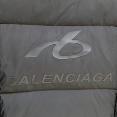 Balenciaga-巴黎世家 2026FW秋冬新款男士连帽羽绒服 高密度防泼水面料,分格锁绒工艺,填充90新国标白鸭绒 Balenciaga-巴黎世家 2026FW秋冬新款男士连帽羽绒服 高密度防泼水面料,分格锁绒工艺,填充90新国标白鸭绒