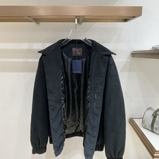 Louis Vuitton-路易威登 2026FW秋冬新款男士翻领羽绒服外套 高品质仿麂皮面料,肩部拼接暗纹老花提花,原 Louis Vuitton-路易威登 2026FW秋冬新款男士翻领羽绒服外套 高品质仿麂皮面料,肩部拼接暗纹老花提花,原