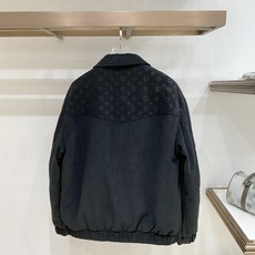 Louis Vuitton-路易威登 2026FW秋冬新款男士翻领羽绒服外套 高品质仿麂皮面料,肩部拼接暗纹老花提花,原 Louis Vuitton-路易威登 2026FW秋冬新款男士翻领羽绒服外套 高品质仿麂皮面料,肩部拼接暗纹老花提花,原