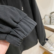 Louis Vuitton-路易威登 2026FW秋冬新款男士翻领羽绒服外套 高品质仿麂皮面料,肩部拼接暗纹老花提花,原 Louis Vuitton-路易威登 2026FW秋冬新款男士翻领羽绒服外套 高品质仿麂皮面料,肩部拼接暗纹老花提花,原