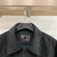 Louis Vuitton-路易威登 2026FW秋冬新款男士翻领羽绒服外套 高品质仿麂皮面料,肩部拼接暗纹老花提花,原 Louis Vuitton-路易威登 2026FW秋冬新款男士翻领羽绒服外套 高品质仿麂皮面料,肩部拼接暗纹老花提花,原